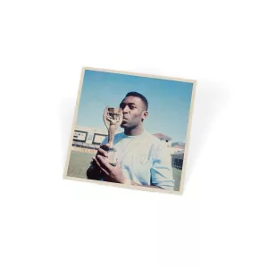 Photographie en couleurs du joueur avec la Coupe Jules Rimet