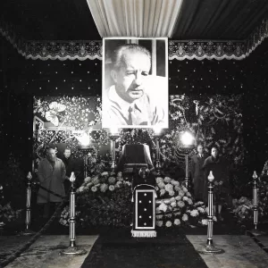 Photographie de Claude Roy, Pablo Picasso, Elsa Triolet, Louis Aragon veillant le cercueil de Paul Eluard.
Avec le faire-part de son décès